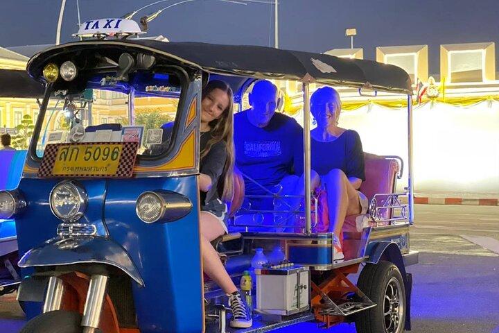 Recorrido en tuk-tuk por Bangkok de noche con comida en Chinatown y traslados al hotel