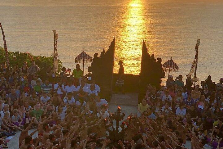 Kecak Fire Dance e Uluwatu templo com serviço de carro privado