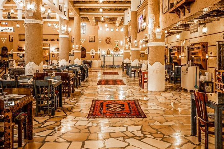 Saoedi-Arabië Tour vanuit Bahrein met traditionele maaltijd