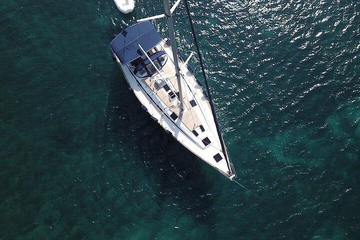 ミコノス島の有名なビーチを巡る5時間のセーリング旅行（ランチ付き）