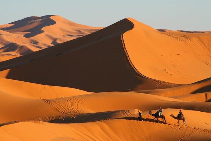 Pôr do sol e nascer do sol no deserto de Merzouga em passeio de camelo ou safáris de jipe