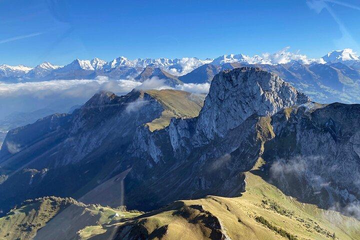 Vol privé en hélicoptère vers le Stockhorn, avec vue sur les Alpes suisses.