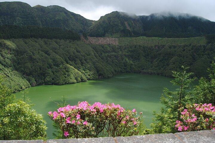 Excursão privada de dia inteiro à Lagoa da Cratera das Sete Cidades e à Lagoa da Cratera do Fogo