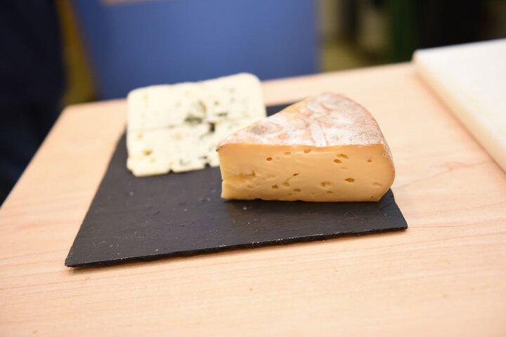 パリ南モンマルトルのグルメなフランス料理を味わうフードツアー