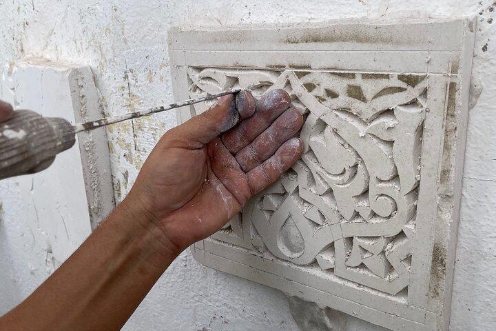 Marockansk gipsskulpturverkstad i Fès