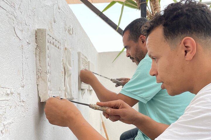 Marockansk gipsskulpturverkstad i Fès