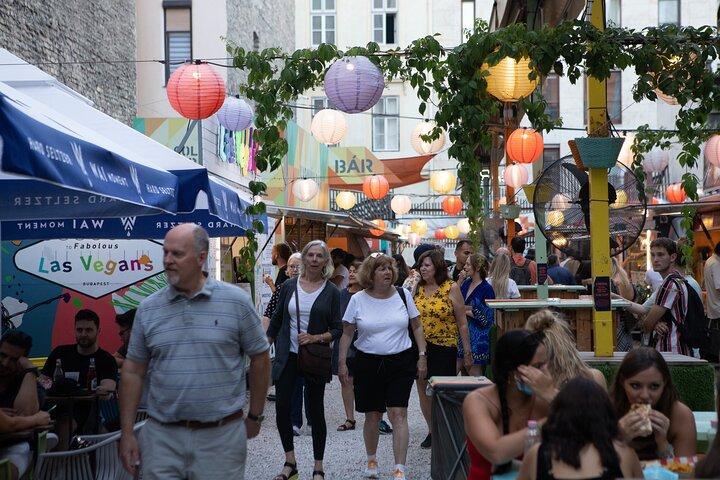 Budapest Ruin Bars Excursão noturna a pé com bebidas e comida de rua
