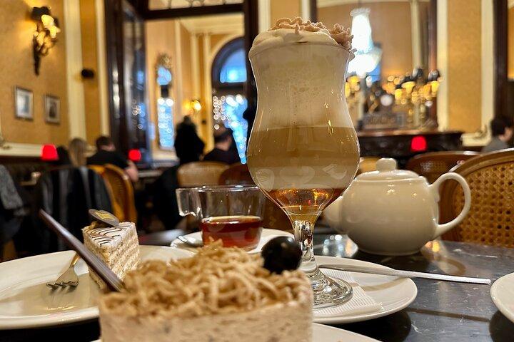 マーチャーシュ教会のチケットとケーキとコーヒー付きの城地区ツアー