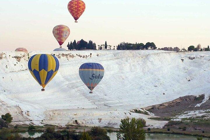 熱気球飛行によるイズミルからの独立したパムッカレツアー