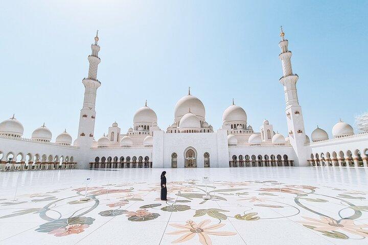 Abu Dhabi City Tour fra Dubai: Qasr Al Watan, Emirates Palace, Moskeen