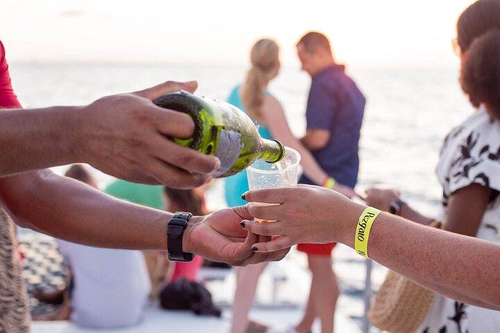 Cruzeiro ao pôr do sol em Los Cabos com jazz e vinho