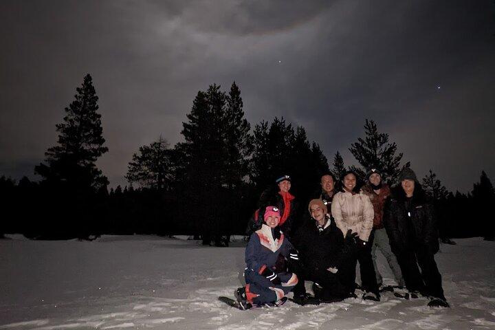 Tour con raquetas de nieve a la luz de la luna en el Bosque Nacional Tahoe bajo un cielo estrellado