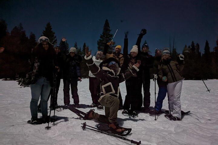 Tour con raquetas de nieve a la luz de la luna en el Bosque Nacional Tahoe bajo un cielo estrellado