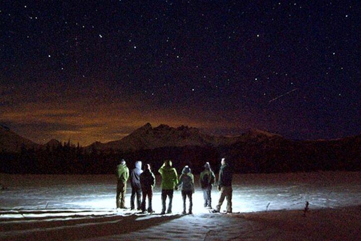 Tour con raquetas de nieve a la luz de la luna en el Bosque Nacional Tahoe bajo un cielo estrellado