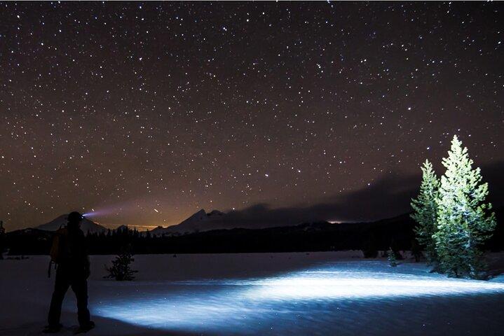 Tour con raquetas de nieve a la luz de la luna en el Bosque Nacional Tahoe bajo un cielo estrellado