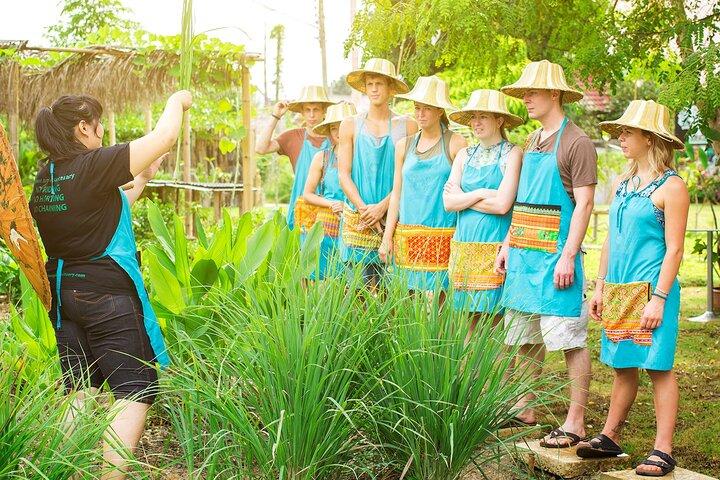 Halvdags madlavning på gården med markedstur i Chiang Mai