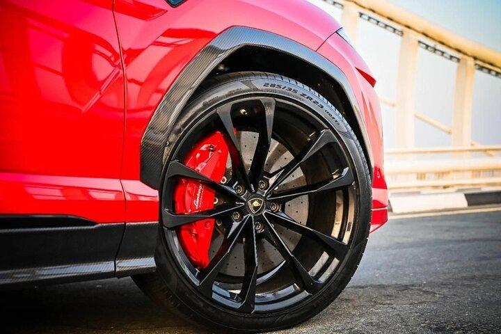 Heldagsudlejning af Lamborghini URUS i Dubai