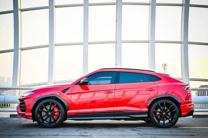 Heldagsudlejning af Lamborghini URUS i Dubai