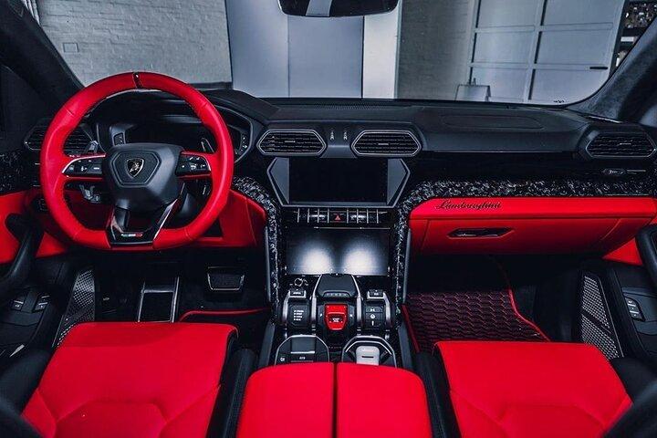 Heldagsudlejning af Lamborghini URUS i Dubai