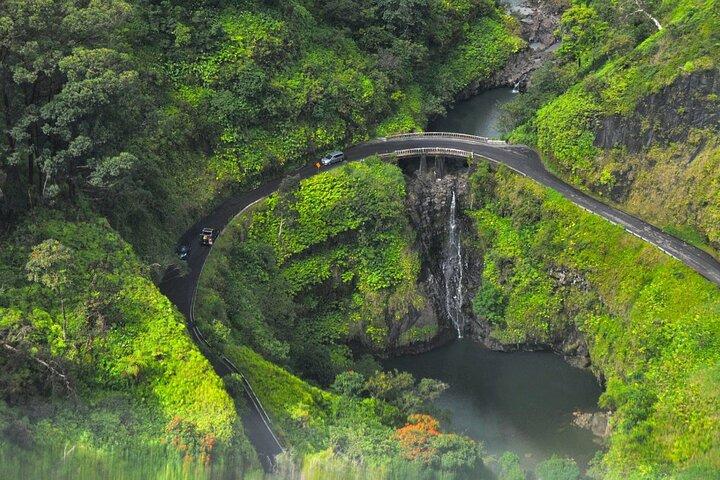 ハナ熱帯雨林への道、ブラック サンド ビーチ、滝、ランチ