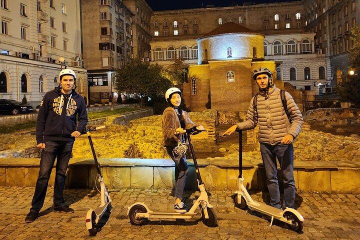 Sofia em um scooter elétrico - Visita guiada