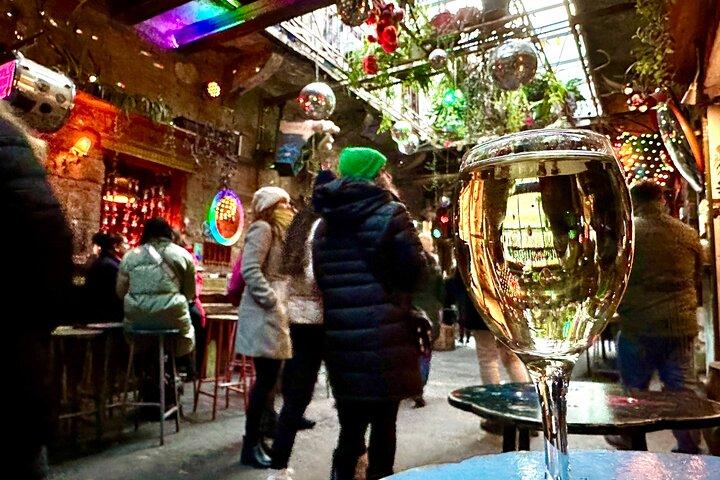 地元のドリンクと屋台の食べ物を楽しめるブダペストの廃墟バーのプライベートツアー