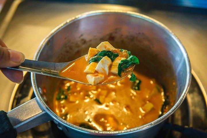 タイ料理教室とワット シャロン寺院を訪れる 1 日ツアー