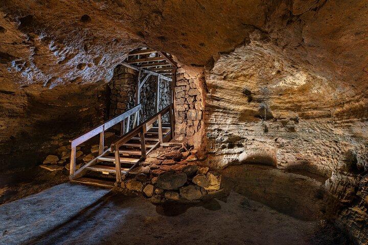 Visita al sitio histórico antiguo en las cuevas de Hella