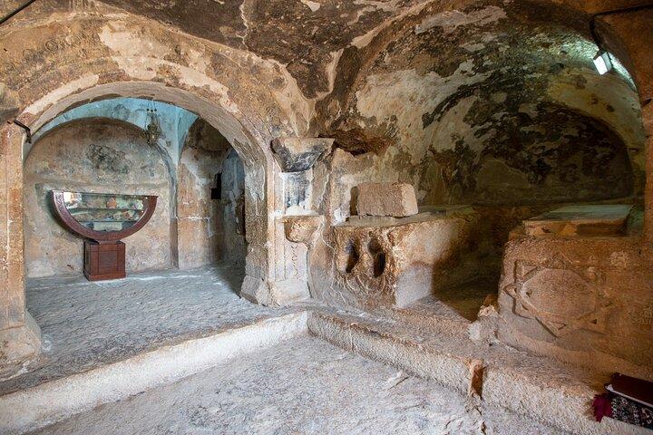 Tree of Al Buqayawiyya and Seven Sleepers Cave Tour Privado