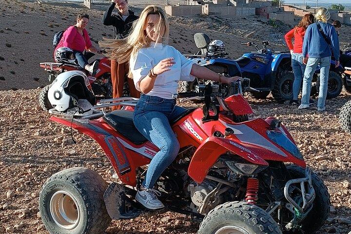 Giro in quad e giro in cammello nel deserto di Agafay con cena e spettacolo