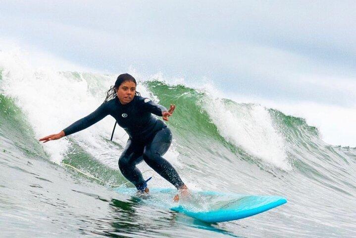 Surfe com a única escola de surf não para lucro em Tamarindo Beach!