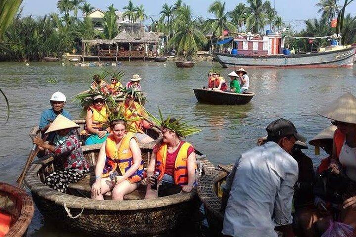 Experimente um passeio de barco de cesta com a população local em Hoi An