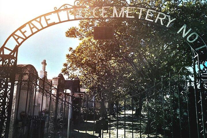 Tour a piedi dei palazzi e dei misteri dei cimiteri delle celebrità del Garden District