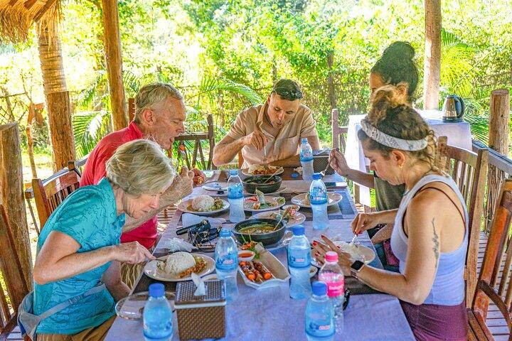 昼食付きアンコール・バックロードのサイクリング/E-Bikeまたはトゥクトゥク