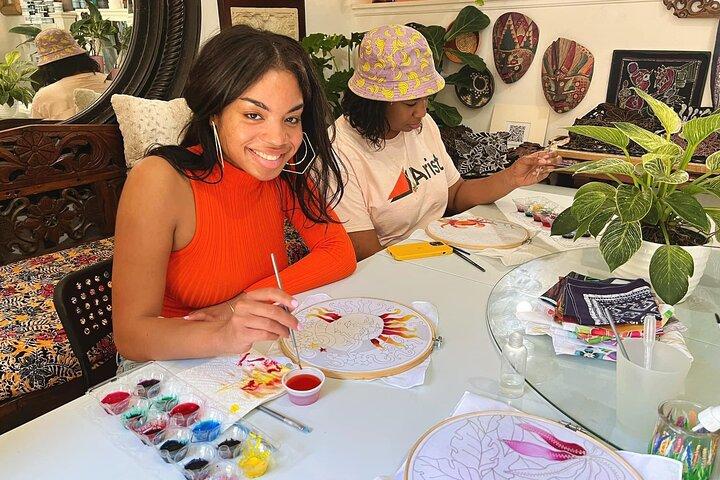 マレーシア人アーティストと一緒に絵を描いたり、バティックアートを作ったり
