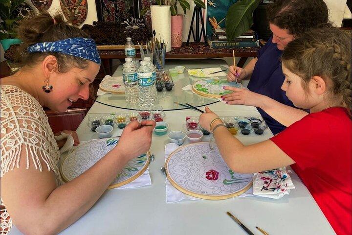 マレーシア人アーティストと一緒に絵を描いたり、バティックアートを作ったり