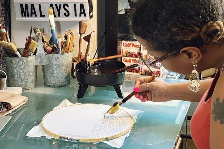 マレーシア人アーティストと一緒に絵を描いたり、バティックアートを作ったり
