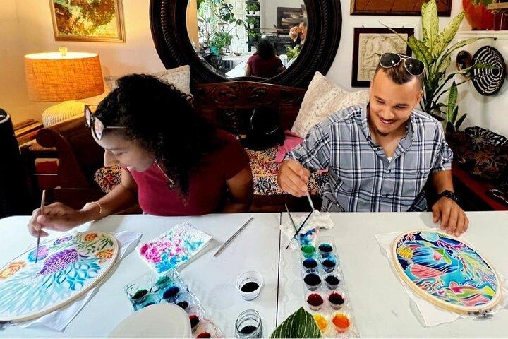 Maleaktivitet og skabe batikkunst med en malaysisk kunstner