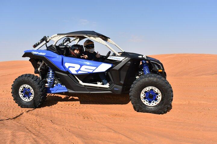 Can am Maverick X3 Rs Turbo Dubai con sandboarding e cammelli