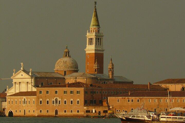 Fotospaziergang durch Vaporetto: Ein Tag im Alltag von Venedig