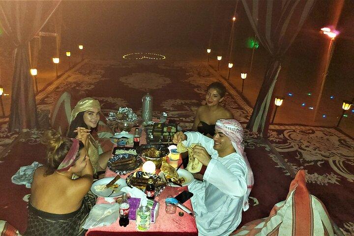 Romantisch diner in de woestijn van Dubai, kameelrit, VIP-opstelling en valken