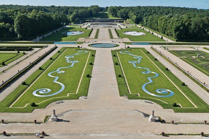 Vaux-le-Vicomte Castle Day Trip with Chateaubus Shuttle