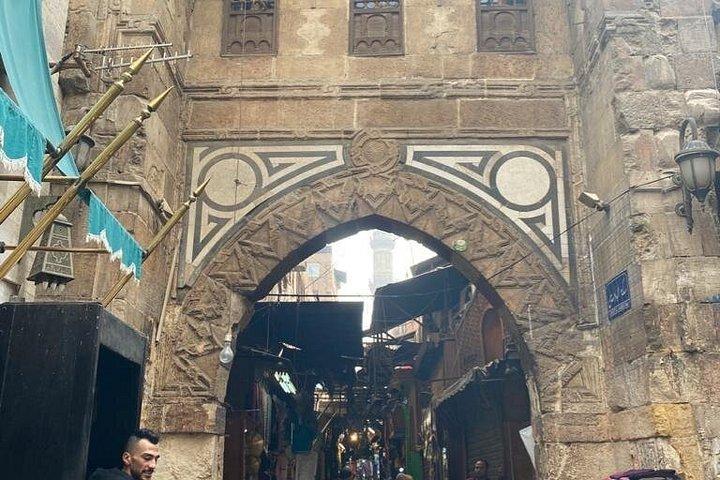 ギザのピラミッド、エジプト博物館、バザールを巡るプライベート日帰りツアー。