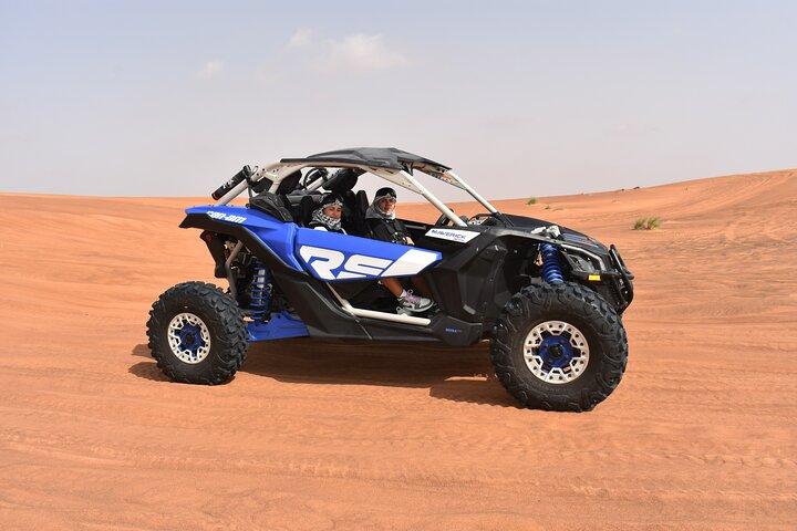 Can am Maverick X3 Rs Turbo Dubai con sandboarding e cammelli