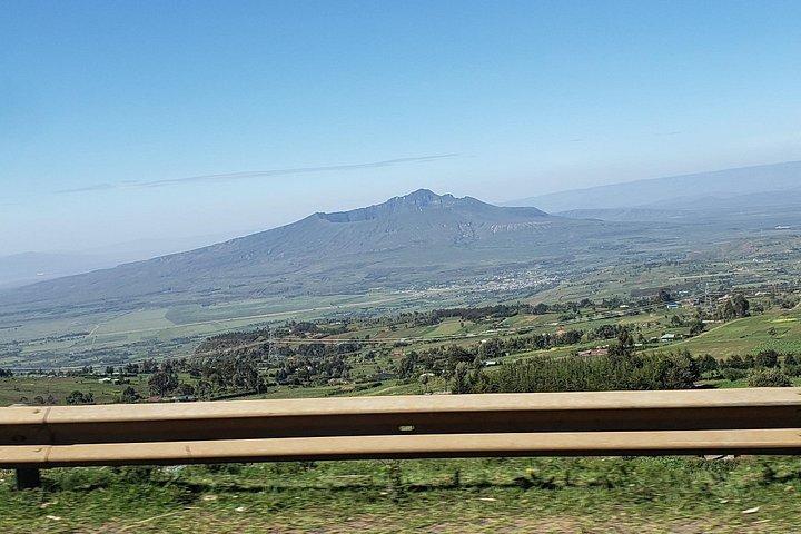 ナイバシャ湖のボート乗り付きロンゴノット山ハイキング