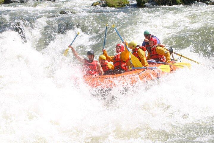 Wildwasser-Rafting-Abenteuer auf dem Rogue River am Morgen