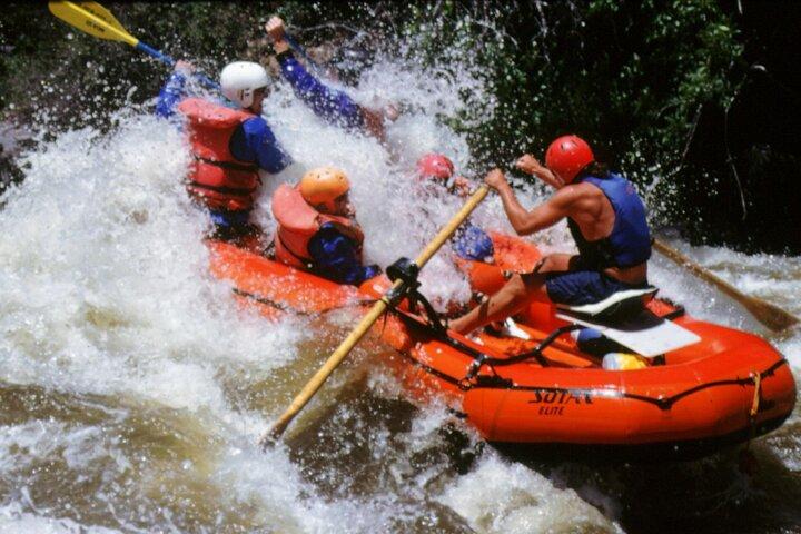 Wildwasser-Rafting-Abenteuer auf dem Rogue River am Morgen