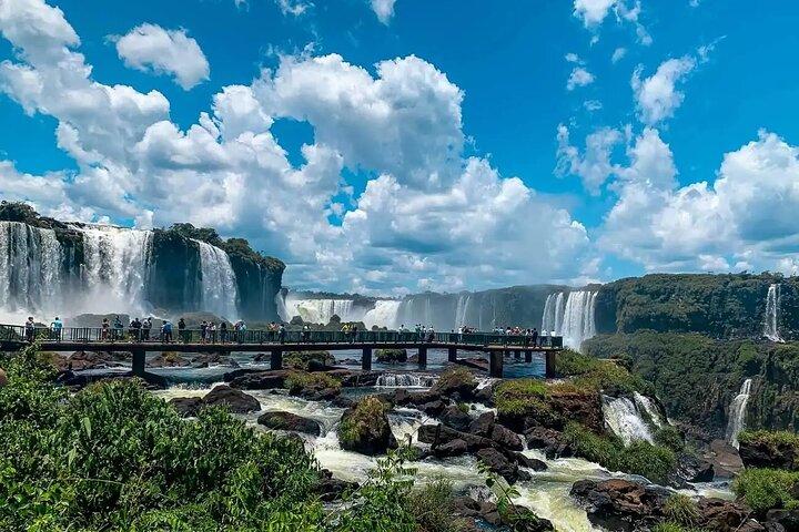 ブラジル、アルゼンチンのイグアスの滝を1日で巡る最高のプライベートツアー