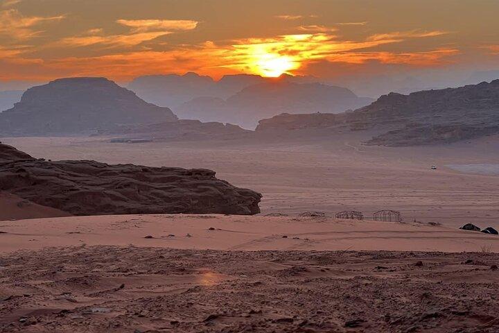 Excursão privada de jipe de 2 dias com pernoite no acampamento beduíno em Wadi Rum