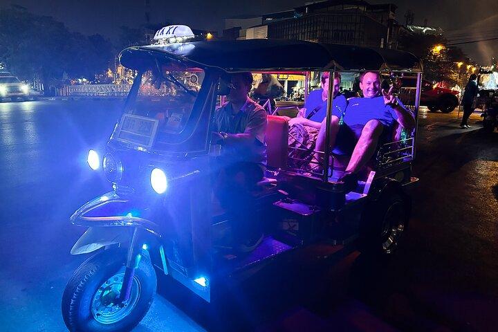 Excursão noturna romântica privada em Bangkok por TukTuk